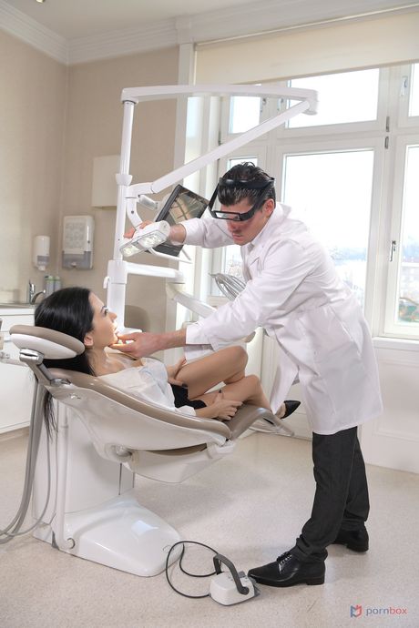 Sasha Rose se fait lécher la chatte et bite hardcore par son dentiste
