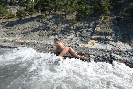 苗条少女卡托阿在水中和海滩上摆出裸体姿势
