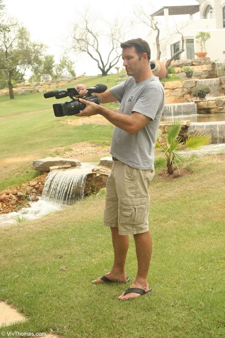 Heiße Lesben Carie A & Sasha B bekommen nackt auf einem Balkon in weißen Strümpfen
