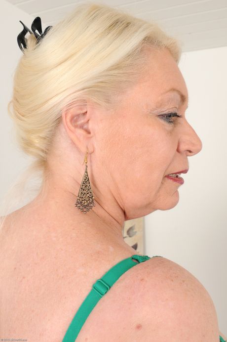 Mature fatty Angelique unveils her big tits and plays with her pierced muff