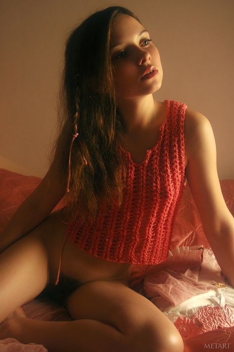 Sexig ukrainska Anna poserar nakna på sin säng som visar sin håriga fitta
