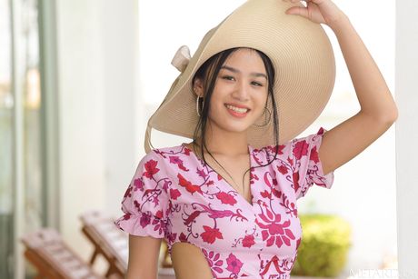 Alluring teen Kahlisa reveals her big tits and hairy pussy