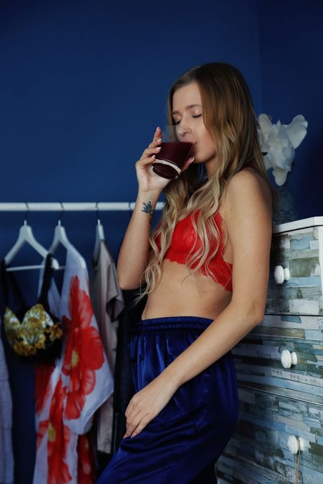 Alluring redhead Lisa Dawn fingers her pussy in the nude