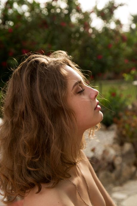 Met Art: Intrygująca nastolatka Clarice pokazuje jej duże cycki i łysy cipka w solo na świeżym powietrzu