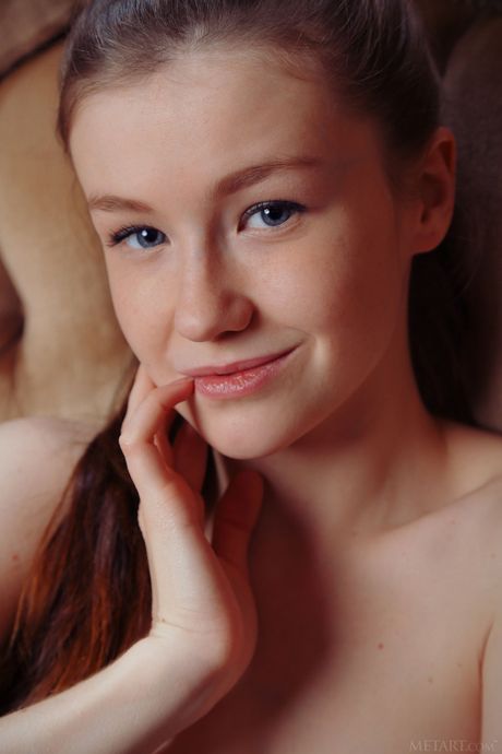 Adolescente maigre Emily Bloom se débarrasse de sa lingerie et pose nue
