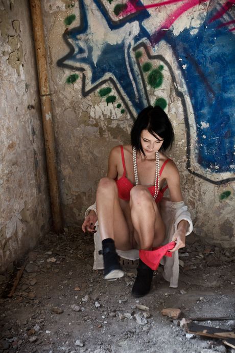 Lana W estava tão excitada que tirou a roupa e começou a se masturbar
