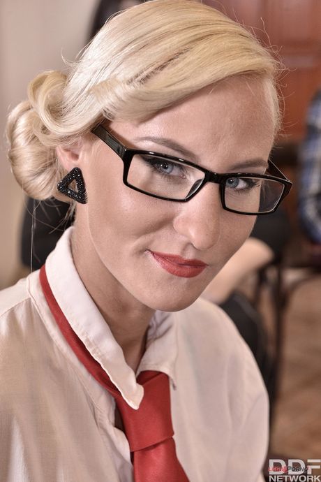 金发美女艾莎和海伦娜-瓦伦丁在 3 人性交中被双双操翻
