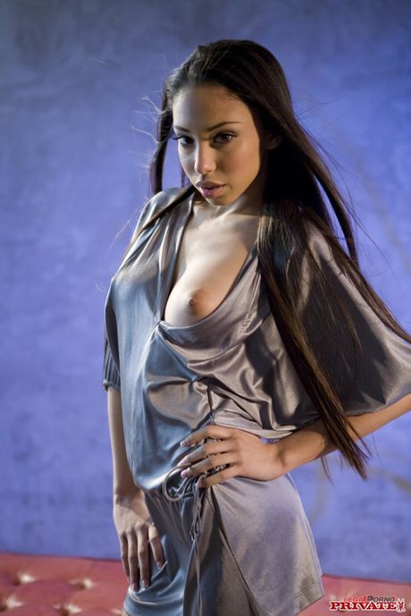 Fantastiska lesbiska Alexis Love & Tristan Kingsley slickar varandras fittor
