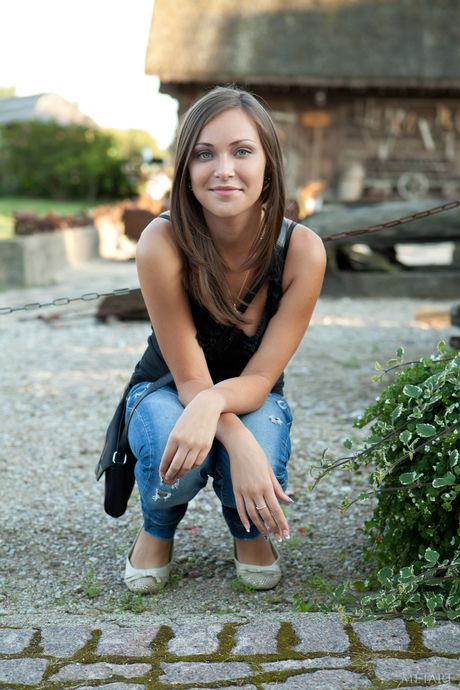 Schattige tiener sophia e wordt naakt op een openbare plaats en demonstreert haar grote tieten
