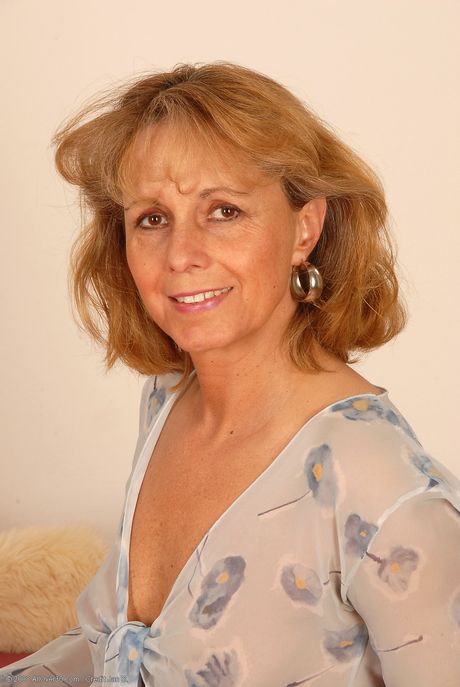 Margit amador maduro mostra seu grande saque e seus buracos maduros
