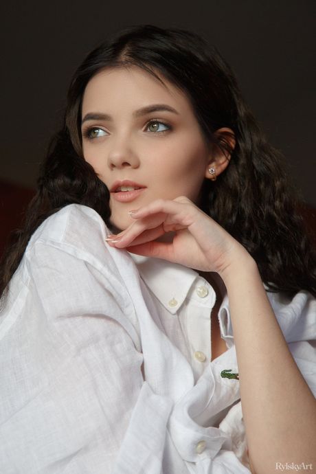 Thin teen Chanel Fenn shows her small tits & reveals her naked form in a solo