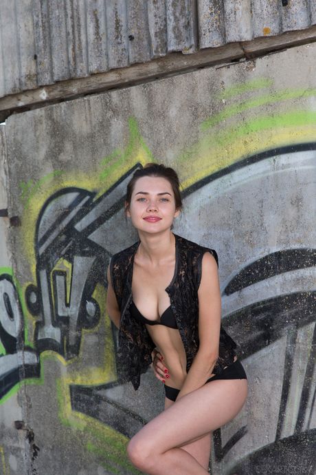 身材苗条的少女乔治娅脱下运动鞋，在户外用手指抚摸自己的阴部。
