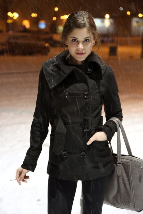 White Teen Little Caprice pokazuje jej idealny tyłek i cipkę na śniegu
