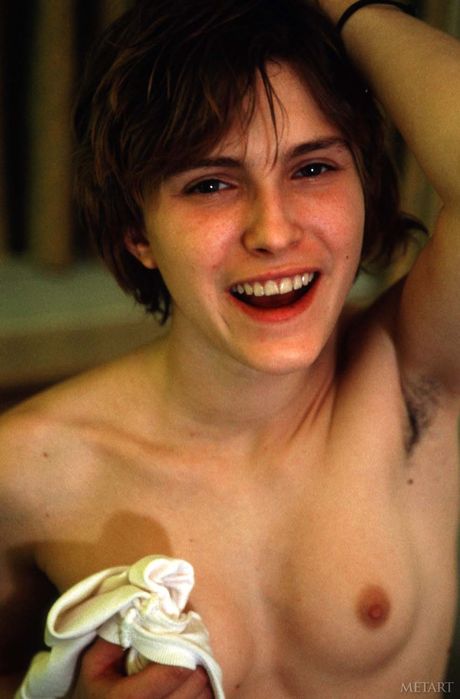 身材苗条、奶子娇小的少女在房间里裸体搔首弄姿
