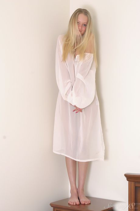 年轻的金发女郎玛尔塔-A 在床上脱得精光。
