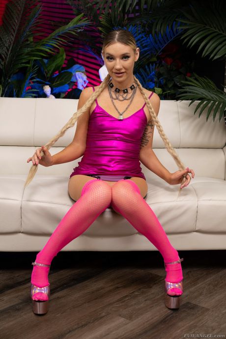 Drobna blondynka Daisy Lavoy zostaje lizana i kutasa przez Bryana
