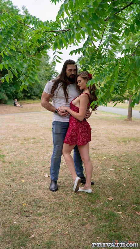 Honor May får den trimmede fitta slikket ut og pikket dypt
