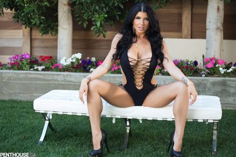 Brunette Centerfold Romi Rain sfoggia le sue tette false e il culo all