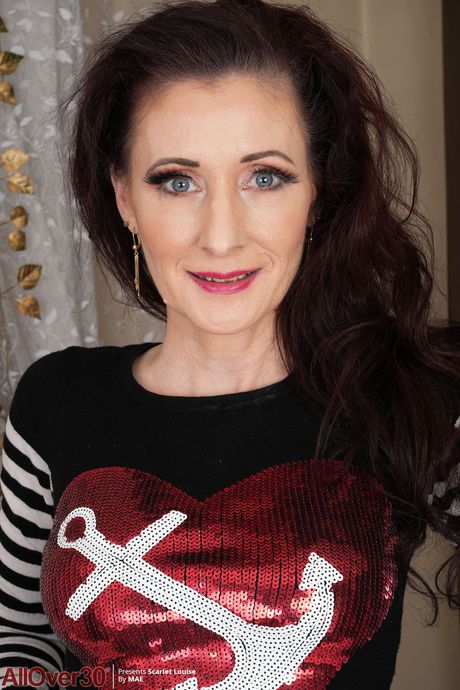 Rijpe amateur Scarlet Louise toont haar grote kont en speelt haar kutje
