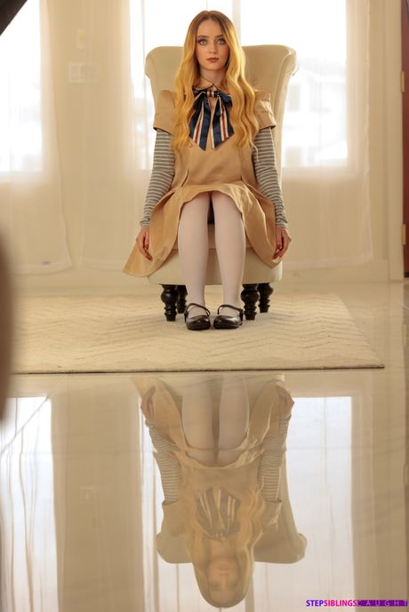 Sexy blonde tiener Maria Kazi krijgt haar geschoren kutje lul door haar stiefbro
