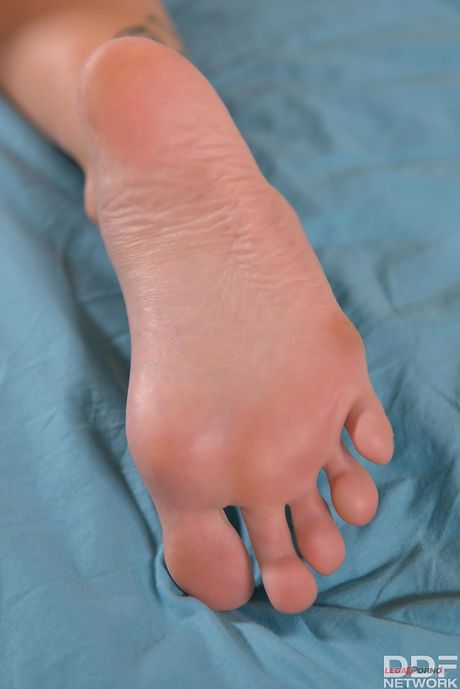 Porn World: セクシーなフランス人女性、クレア・ゴルチエがソロで裸になりマンコに指を入れる。